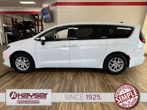 2022 Chrysler Voyager LX