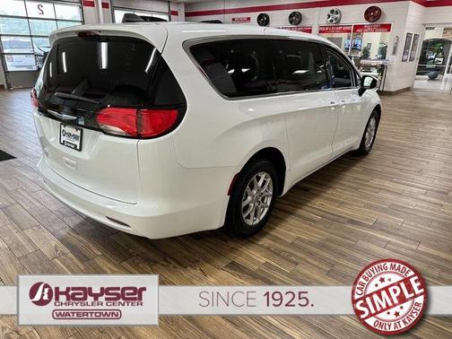 2022 Chrysler Voyager LX