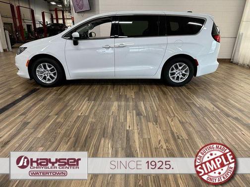 2022 Chrysler Voyager LX