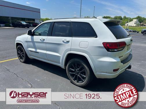 Bright White Clearcoat 2021 Jeep Grand Cherokee Laredo