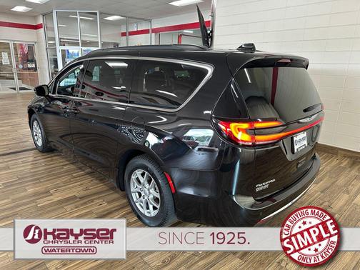 Brilliant Black Crystal Pearlcoat 2021 Chrysler Pacifica Touring
