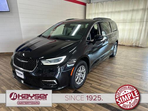 Brilliant Black Crystal Pearlcoat 2021 Chrysler Pacifica Touring