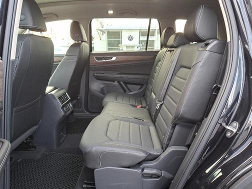 Deep Black Pearl Effect 2026 Volkswagen Atlas 2.0T SEL