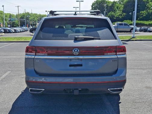 Platinum Gray Metallic 2024 Volkswagen Atlas 2.0T SE
