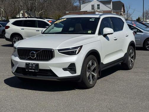 Crystal White 2023 Volvo XC40 B5 Ultimate Bright Theme