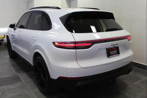 Pearl White 2022 Porsche Cayenne Platinum Edition