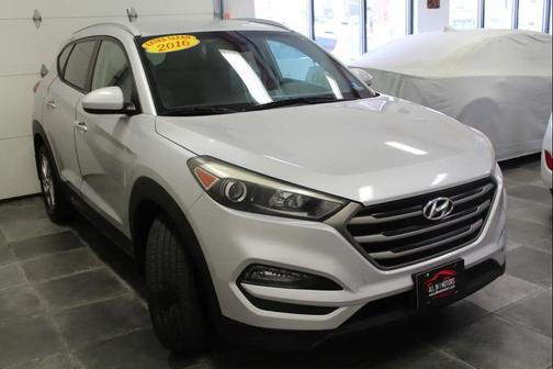 Chromium Silver 2016 Hyundai TUCSON SE