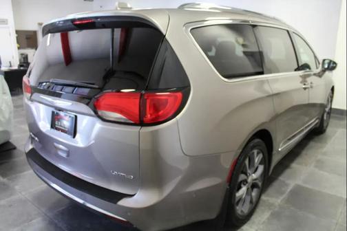 Molten Silver 2018 Chrysler Pacifica Limited