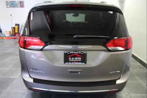 Molten Silver 2018 Chrysler Pacifica Limited