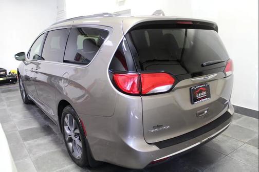 Molten Silver 2018 Chrysler Pacifica Limited
