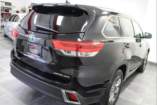 Midnight Black Metallic 2017 Toyota Highlander Hybrid Platinum