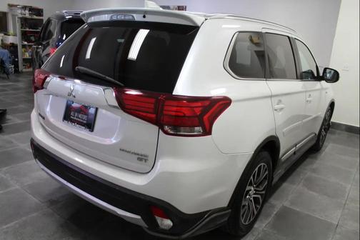 Diamond White Pearl 2018 Mitsubishi Outlander GT