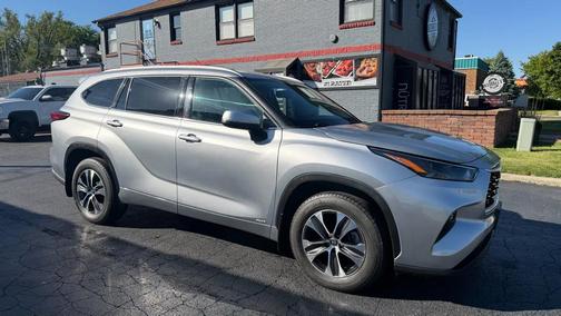 Celestial Silver Metallic 2022 Toyota Highlander Hybrid XLE