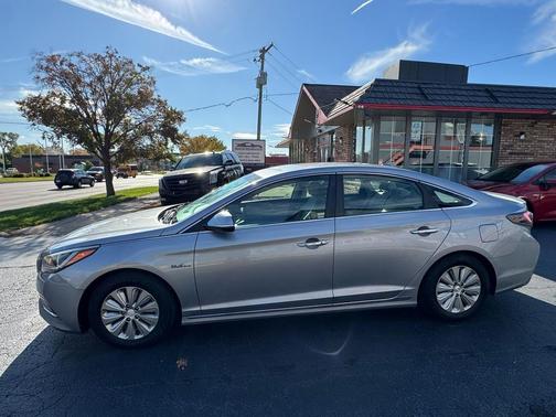 2017 Hyundai SONATA Hybrid SE