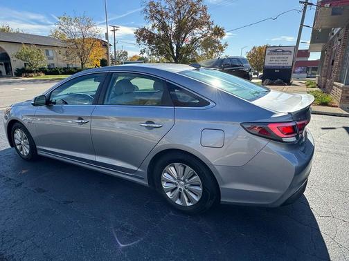 2017 Hyundai SONATA Hybrid SE