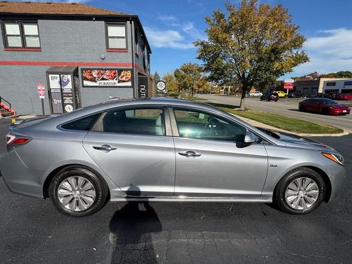 2017 Hyundai SONATA Hybrid SE