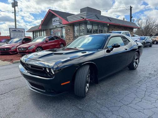 Pitch Black Clearcoat 2016 Dodge Challenger SXT