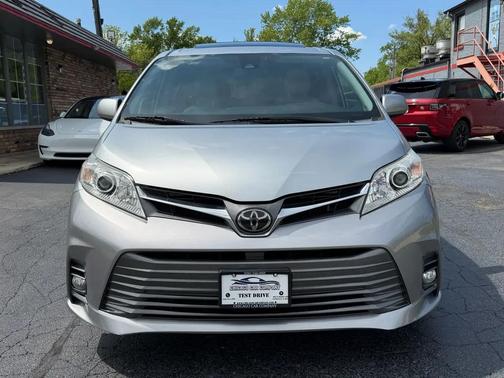 Celestial Silver Metallic 2019 Toyota Sienna XLE
