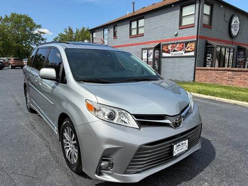 Celestial Silver Metallic 2019 Toyota Sienna XLE
