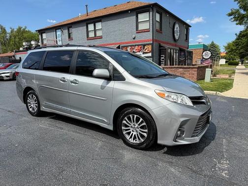 Celestial Silver Metallic 2019 Toyota Sienna XLE