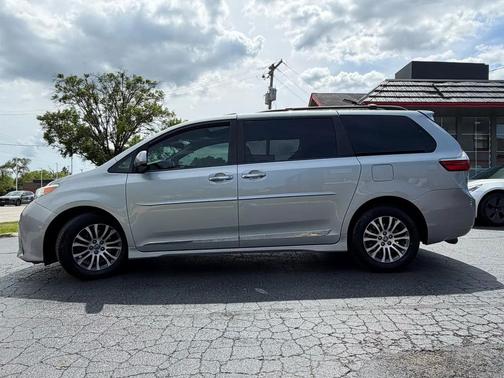 Celestial Silver Metallic 2019 Toyota Sienna XLE