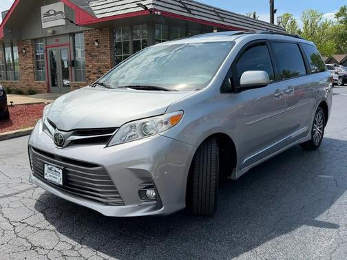 Celestial Silver Metallic 2019 Toyota Sienna XLE