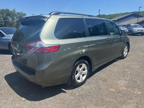 2018 Toyota Sienna LE