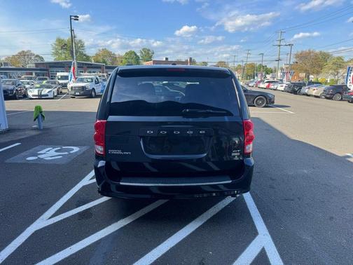 Brilliant Black Crystal Pearlcoat 2017 Dodge Grand Caravan GT