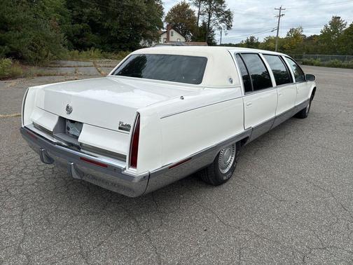 1995 Cadillac Fleetwood Standard