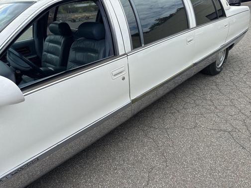 1995 Cadillac Fleetwood Standard