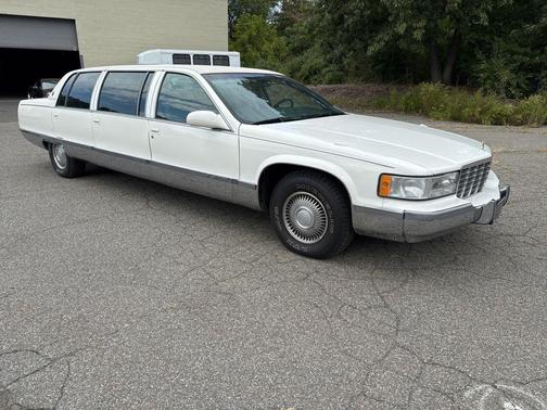 White 1995 Cadillac Fleetwood Standard