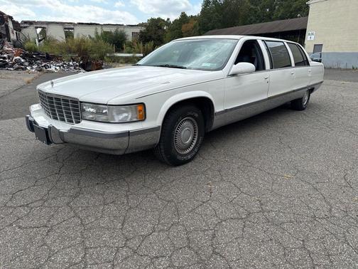 White 1995 Cadillac Fleetwood Standard