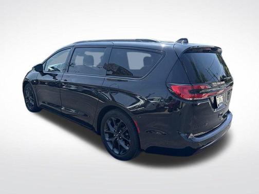 Brilliant Black Crystal Pearlcoat 2021 Chrysler Pacifica Touring