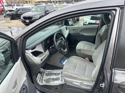2020 Toyota Sienna SE