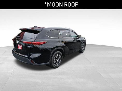 Midnight Black Metallic 2022 Toyota Highlander Hybrid XLE