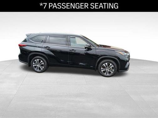 Midnight Black Metallic 2022 Toyota Highlander Hybrid XLE