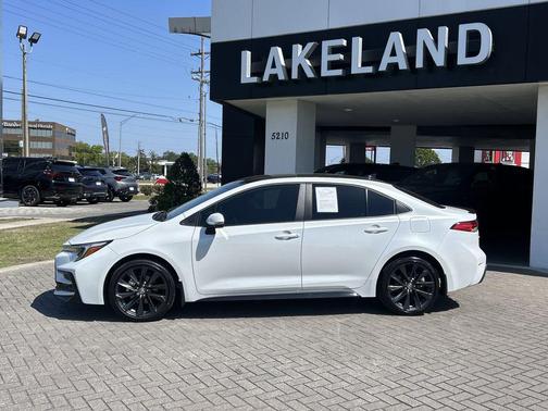 Ice Cap/Midnight Black Metallic 2026 Toyota Corolla SE