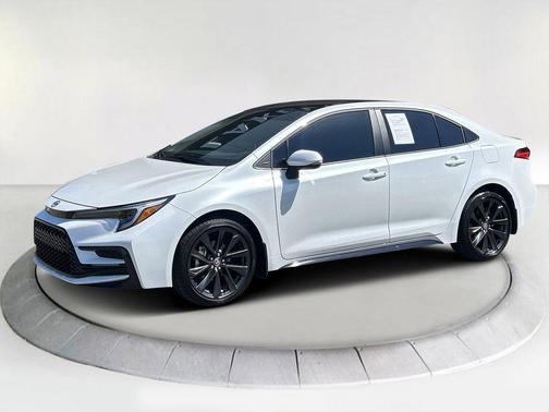 Ice Cap/Midnight Black Metallic 2026 Toyota Corolla SE