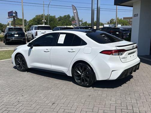 Ice Cap/Midnight Black Metallic 2026 Toyota Corolla SE