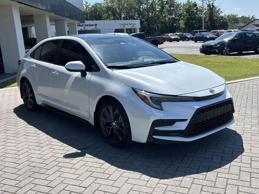 Ice Cap/Midnight Black Metallic 2026 Toyota Corolla SE