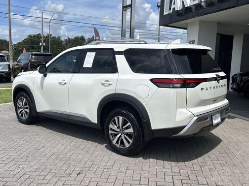 2024 Nissan Pathfinder SL 4WD