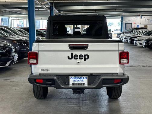 2022 Jeep Gladiator Sport