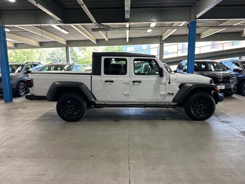 2022 Jeep Gladiator Sport