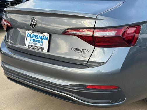 Platinum Gray Metallic 2024 Volkswagen Jetta 1.5T SE