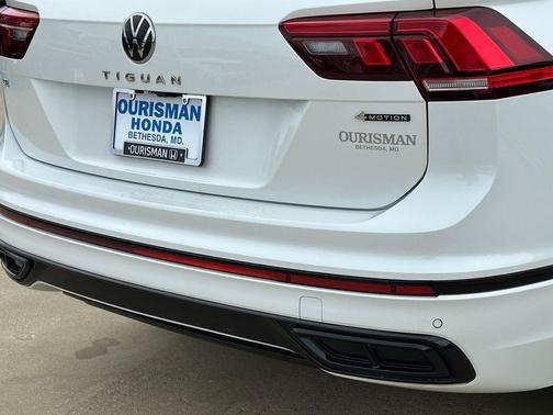 Opal White Pearl Effect 2024 Volkswagen Tiguan 2.0T SE R-Line Black