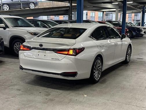 2023 Lexus ES 300h Luxury