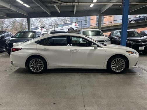 2023 Lexus ES 300h Luxury