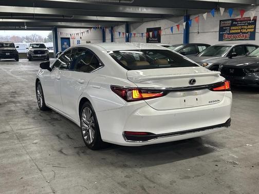 2023 Lexus ES 300h Luxury