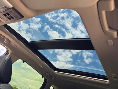 Pearl White Tricoat/Super Black 2023 Nissan Rogue SV