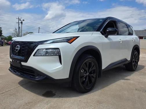 Pearl White Tricoat/Super Black 2023 Nissan Rogue SV